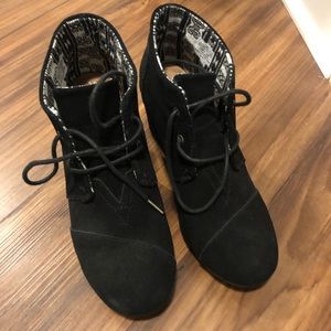 TOMS’s wedge suede boots